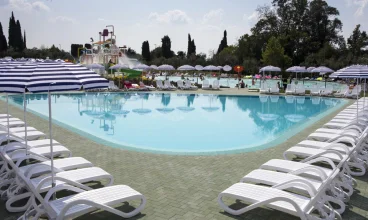 Obiekt posiada prywatny basen zewnętrzny dla gości resortu