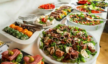 Bufet śniadaniowy jest urozmaicony i pełen smakołyków