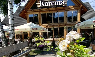 Zajazd oferuje regionalne jedzenie w tradycyjnej Karcmie