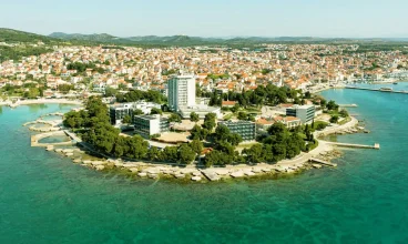 Hotel jest położony na półwyspie w kurorcie Vodice