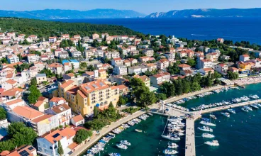 Znajduje się w bardzo malowniczej okolicy chorwackiego Kvarneru