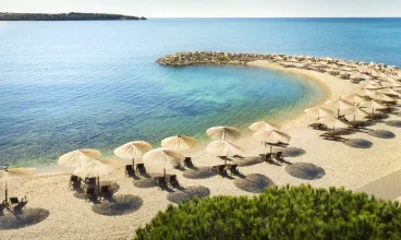 Goście mogą korzystać tutaj z uroków pięknej plaży