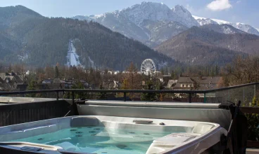 Na dachu ustawiono zewnętrzne jacuzzi z widokiem na Giewont