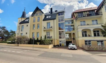 Villa Merry to hotel położony bezpośrednio przy nadmorskiej promenadzie