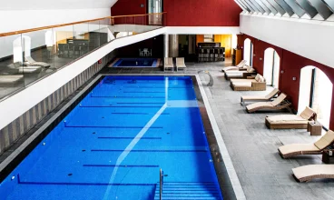 Sercem strefy wellness jest przestronny basen z jacuzzi