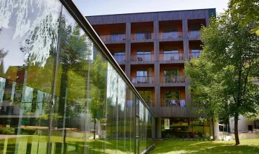 Obiekt otoczony jest zielenią