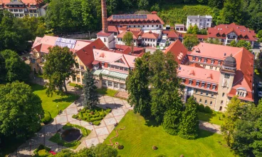 Jan Kazimierz jest położony w Parku Zdrojowym, naprzeciw Pijalni Wód Mineralnych