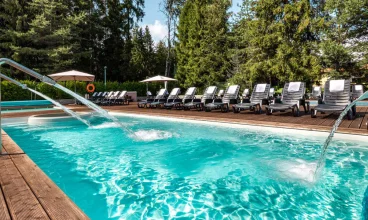 Latem jest dostępny basen zewnętrzny i taras słoneczny