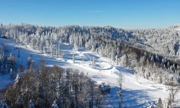 Obok hotelu mieści się ośrodek narciarski Czarny Groń