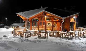 Przy stoku znajduje się bar z przekąskami i napojami