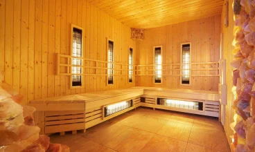 Dodatkowo można skorzystać z kompleksu 3 saun i wiadra Bosmana