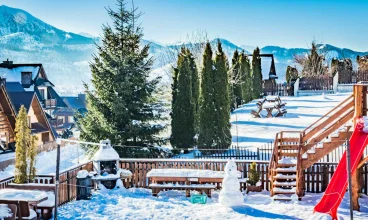 Przygotowano tutaj zadbany ogród i plac zabaw dla dzieci