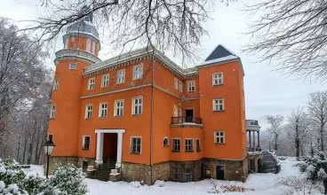 Pałac Paulinum w Kotlinie Jeleniogórskiej w zimowej odsłonie