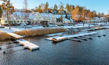 Hotel Amax *** jest położony nad samym brzegiem Jeziora Mikołajskiego