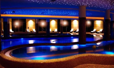 Wokół basenów rozstawiono wygodne leżaki zachęcające do wypoczynku