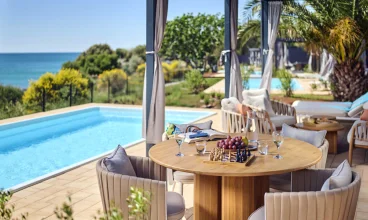 Niektóre domy wakacyjne mają prywatne baseny i widok na morze