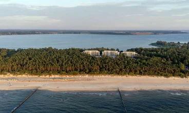 Resort mieści się pomiędzy brzegiem Bałtyku i Zatoką Wrzosowską