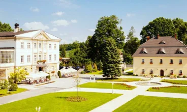 XVIII-wieczny, reprezentacyjny pałac jest otoczony zadbanym parkiem