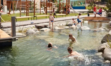Obiekt oferuje różnorodne atrakcje dla rodzin z dziećmi, w tym bliskie naturze