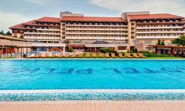 W skład zewnętrznego aquaparku wchodzi m.in. basen do pływania