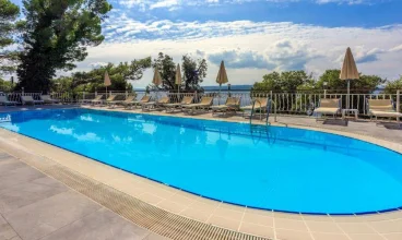 Hotel posiada basen zewnętrzny i wewnętrzny