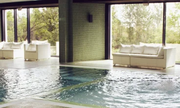 W basenie jest także jacuzzi, płytki brodzik dla dzieci
