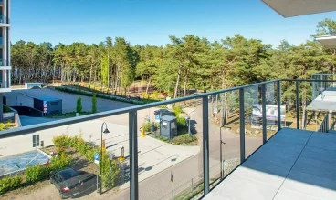 Apartamenty są położone obok nadmorskiego lasu