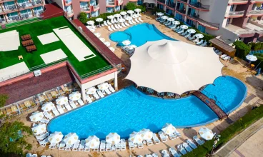 Hotel posiada także zewnętrzne baseny i bar przy basenie
