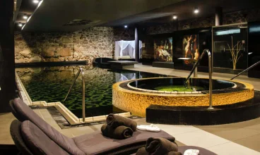 Hotel posiada strefę wellness z krytym basenem