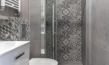 Łazienki wyposażono w prysznic i suszarkę do włosów