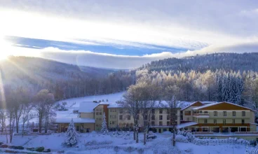 Hotel Malinowy Dwór jest malowniczo położony w sercu Gór Izerskich