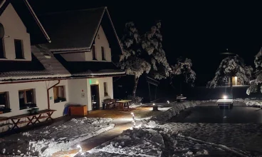 Base Camp mieści się nieopodal jeziora i zamku w Niedzicy