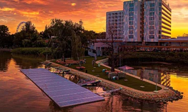 Hotel Helikon **** jest położony wprost nad brzegiem jeziora Balaton