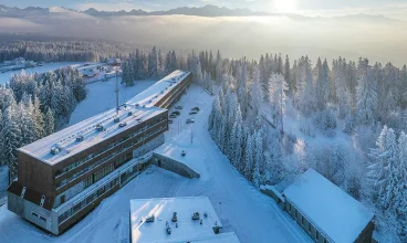 Hotel Tatry jest usytuowany na wysokości 1105 m n.p.m. na Polanie Zgorzelisko