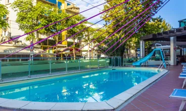 Goście mają dostęp do zewnętrznego basenu hotelowego ze zjeżdżalnią