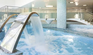 W strefie AQUA znajduje się wiele atrakcji, w tym bicze wodne