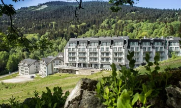 Kompleks apartamentów Sun & Snow Panorama mieści się w znanym Czarna Góra Resort