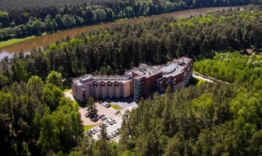 Hotel jest położony na brzegu Niemna