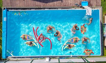 W ciepłe dni można korzystać z zewnętrznego basenu