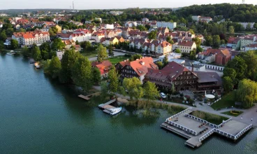 Hotel znajduje się tuż obok punktu widokowego zwanego Mrągowskim Molem