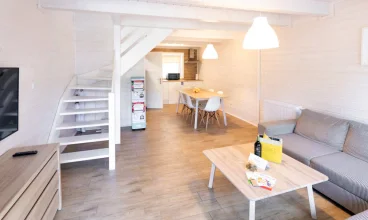 Domki są dwupoziomowe. Na dole jest wielofunkcyjny pokój dzienny