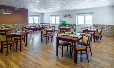 Hotelowa restauracja jest przestronna i nowoczesna