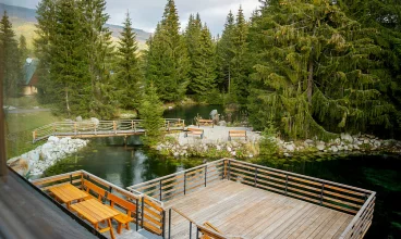 Resort jest położony nad malowniczym stawem