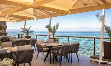 Hotel posiada restaurację nad brzegiem morza