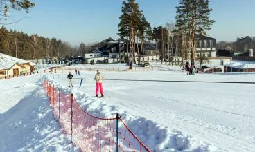 W sezonie zimowym przy hotelu działa stok narciarski