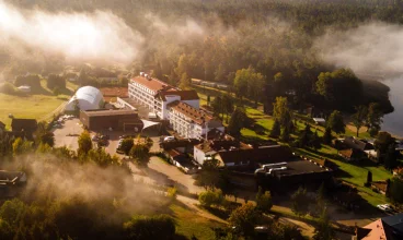 Kompleks hotelowy leży pośród lasów Puszczy Piskiej nad jeziorem Bełdany