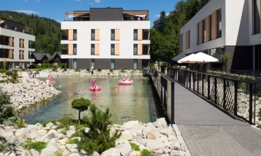 Latem jest dostępny naturalny staw kąpielowy z kamienistą plażą