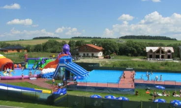 W sezonie letnim na terenie ośrodka działa Aquafun Park