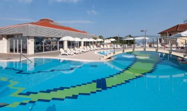 Goście Hotelu Pineta*** mogą korzystać z zewnętrznego kompleksu basenowego