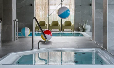 Z wewnętrznym basenem sąsiaduje jacuzzi, w którym można się zrelaksować